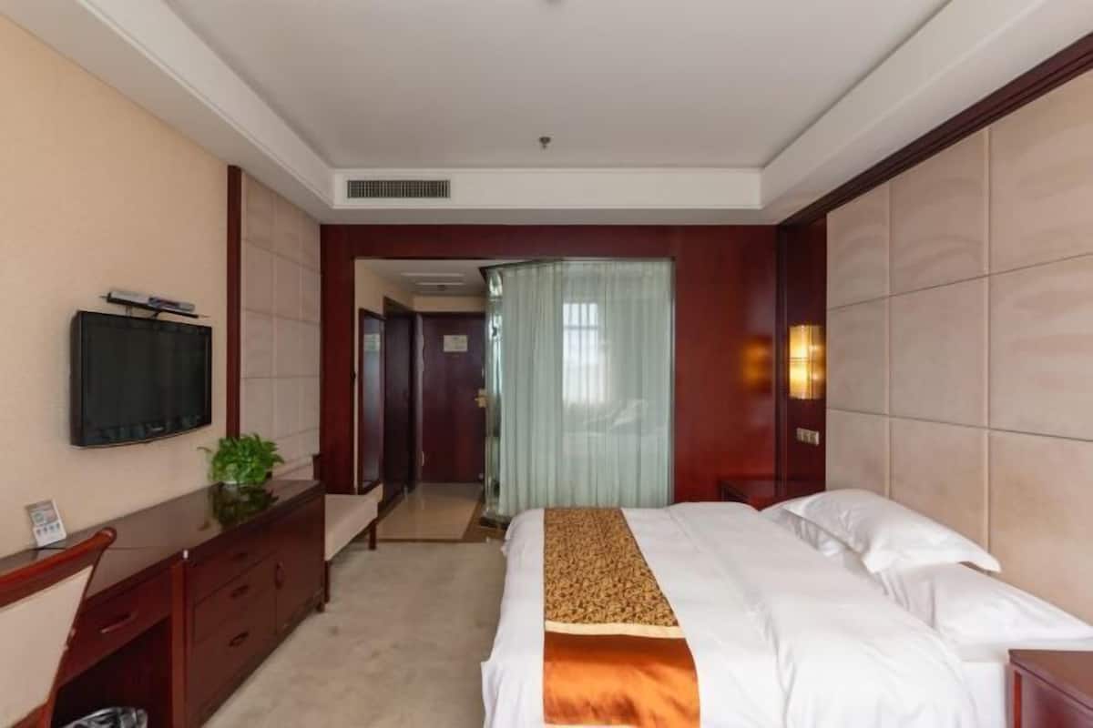 Minibar, brankas, meja kerja, dan tirai kedap cahaya