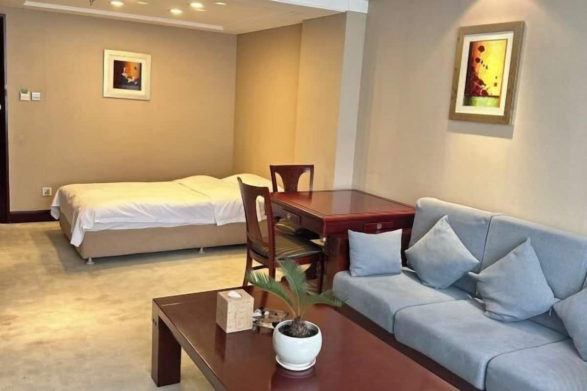 Minibar, brankas, meja kerja, dan tirai kedap cahaya