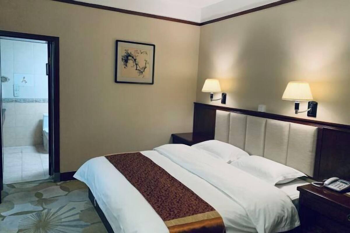 Minibar, brankas, meja kerja, dan tirai kedap cahaya