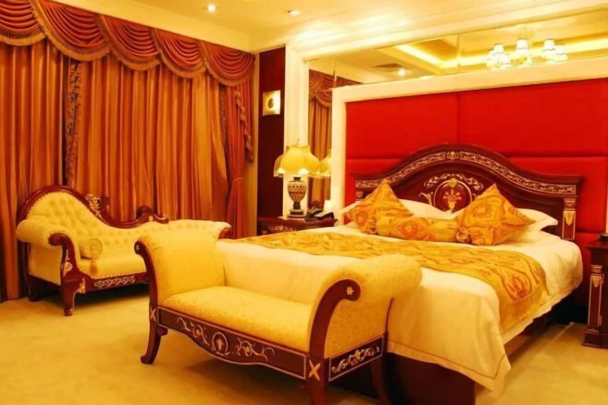 Minibar, brankas, meja kerja, dan tirai kedap cahaya
