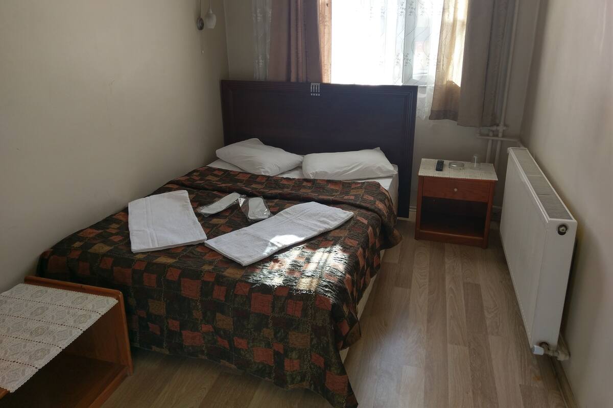 Premium bedding, desk, iron/ironing board, free WiFi