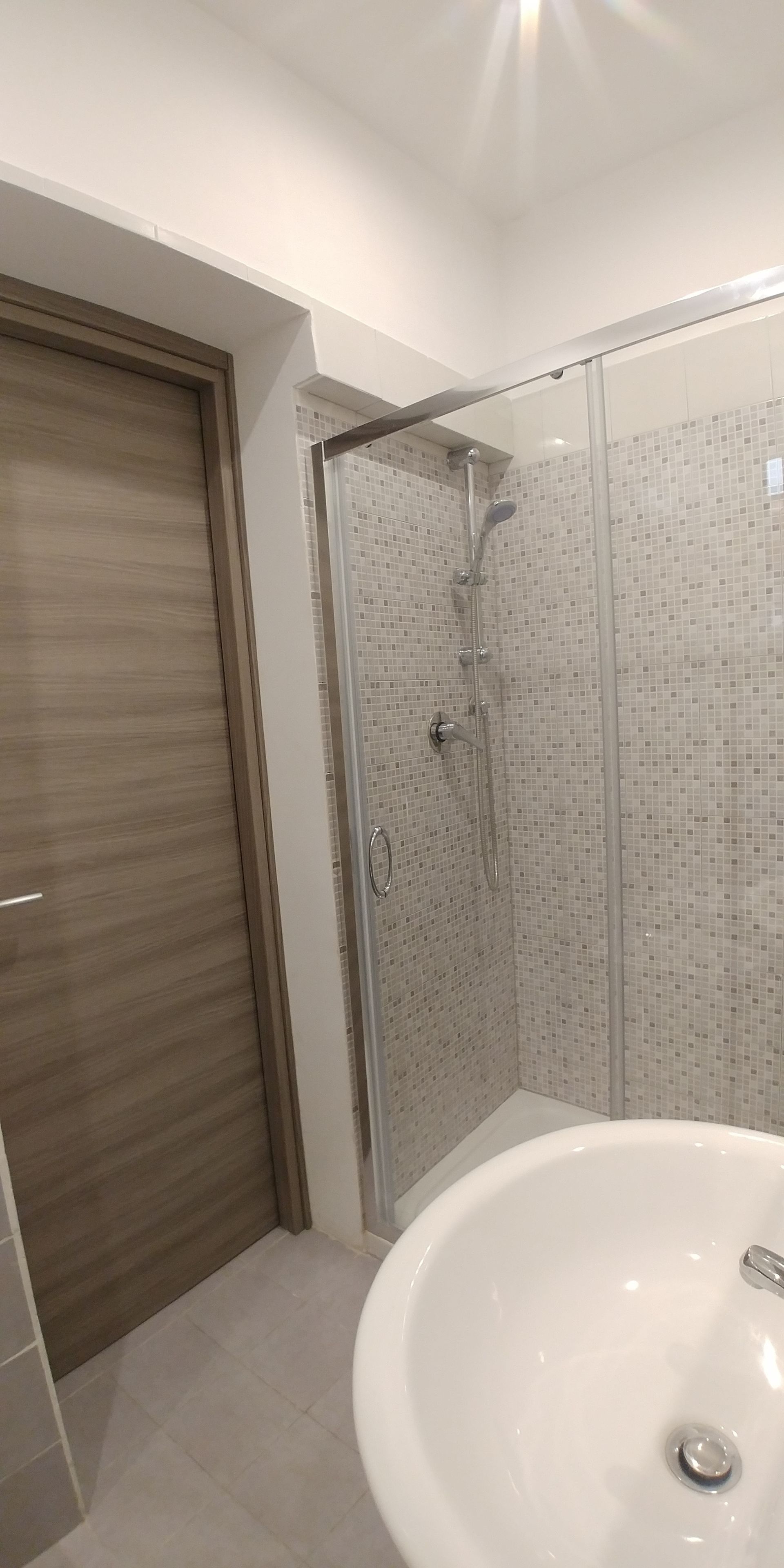 Douche, articles de toilette gratuits, sèche-cheveux