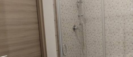 Douche, articles de toilette gratuits, sĂšche-cheveux
