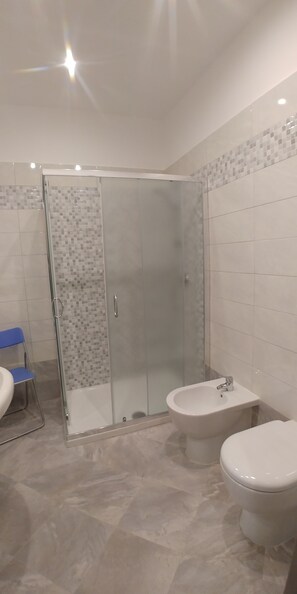 Shower, free toiletries, hair dryer, towels - Easy Holiday (Rome)