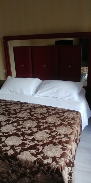 Premium bedding, in-room safe, desk, free cribs/infant beds - Easy Holiday (Rome)