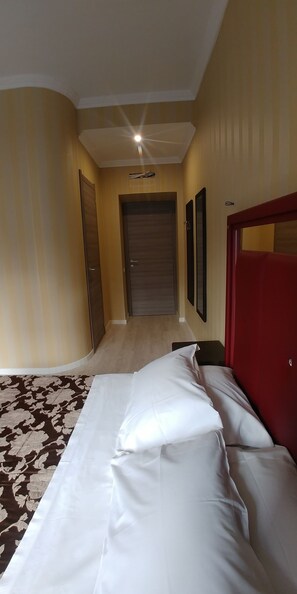 Premium bedding, in-room safe, desk, free cribs/infant beds - Easy Holiday (Rome)