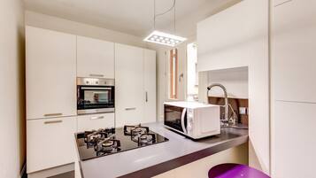 Luxury-Apartment, 2Â Schlafzimmer, 2 BĂ€der | Eigene KĂŒche | KĂŒhlschrank, Mikrowelle, Herdplatte, GeschirrspĂŒler