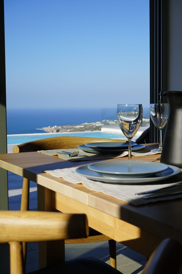 تناول الطعام داخل الغرفة