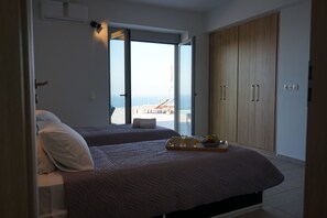 خزنة داخل الغرفة وبديكورات فريدة لكل غرفة وطراز فريد لكل وحدة ومكتب