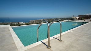 حمّام سباحة خارجي، مظلات على حمّام السباحة، مقاعد للتشمس