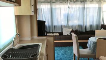 Mobilház, 3 hálószobával (Arizona) | Privát konyha | Nagyméretű hűtő/fagyasztó, mikrohullámú sütő, sütő és főzőlap