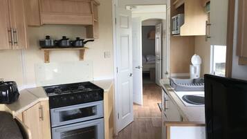 Mobilház, 3 hálószobával (Arizona) | Privát konyha | Nagyméretű hűtő/fagyasztó, mikrohullámú sütő, sütő és főzőlap