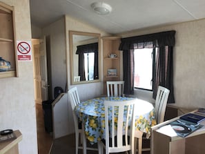 Perheasuntovaunu, 3 makuuhuonetta | 3 makuuhuonetta, vauvansängyt, Wi-Fi