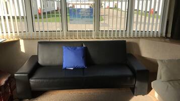 ファミリー モバイルホーム 3 ベッドルーム | リビング エリア | テレビ、DVD プレーヤー