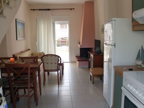 Standard-Haus, 2 Schlafzimmer | Wohnzimmer | Flachbildfernseher, Kamin
