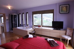 House, 5 Bedrooms | Living area