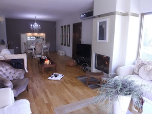Casa, 5 quartos | Área de estar | TV de plasma