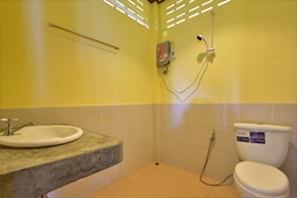 Deluxe Bungalow with Fan | Salle de bain | Douche, articles de toilette gratuits, serviettes fournies