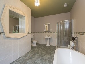 A bathroom with a shower, toilet, sink, and bathtub. - Banoge House (Craigavon)