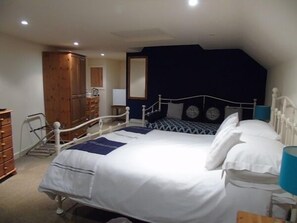 Comfort Quadruple Room, Ensuite - The Thistle Inn (Castle Douglas)