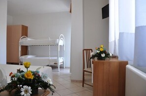 Vierbettzimmer | Zimmersafe, Schreibtisch, kostenloses WLAN