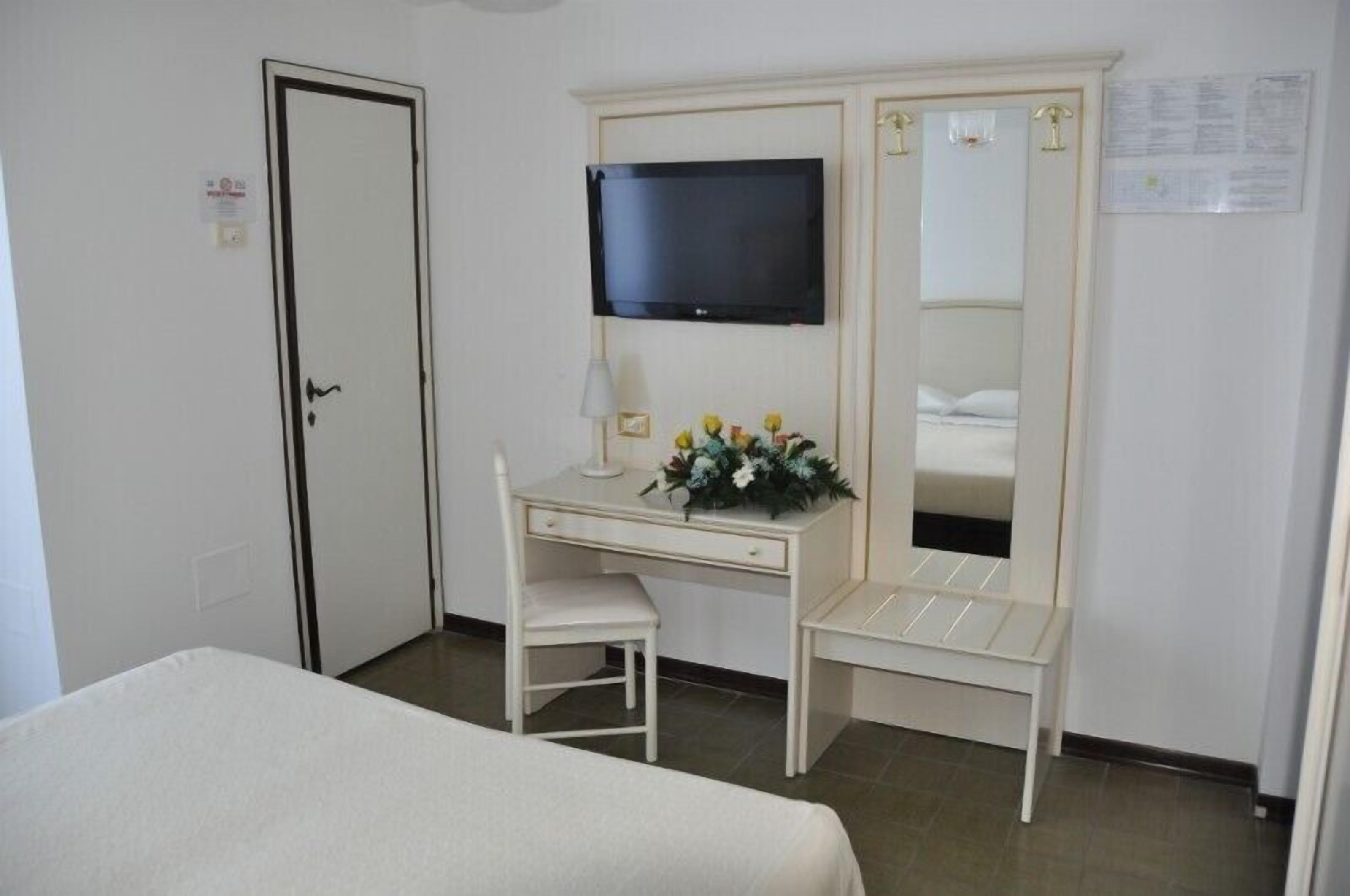 Double Room | In-room safe, desk, free WiFi
