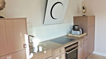 Deluxe Double Room | Private kitchen | Fridge, stovetop, dishwasher, coffee/tea maker