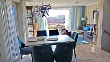 Deluxe Double Room | In-room dining