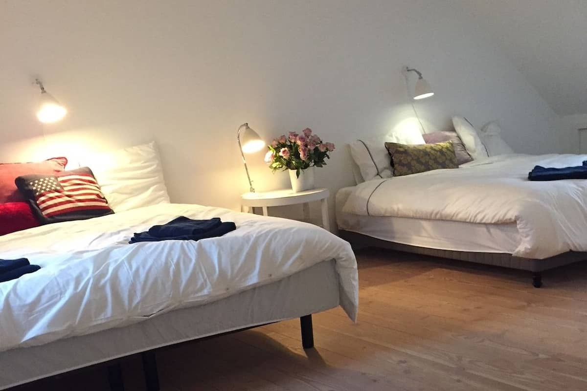 Apartment (A) | 5 bedrooms, premium bedding, desk, iron/ironing board