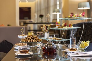 En buffet med forskellige desserter og en tekedel.