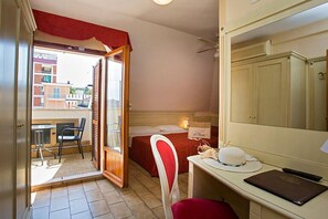A room with a bed, a desk with a chair, a window, and a door leading to an outdoor area. - Hotel Lo Squalo (Grottammare)