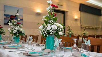 Aperto a colazione, pranzo e cena, cucina regionale