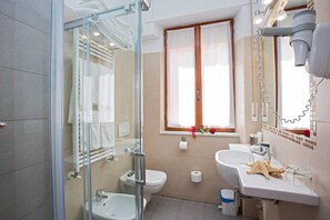 Free toiletries, hair dryer, bidet, towels - Hotel Lo Squalo (Grottammare)