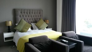Studio (CT509) | In-room safe, desk, iron/ironing board, rollaway beds - Island Letting - (Self Catering) Crystal Towers Apartments (Cape Town)