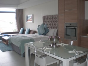 Studio (CT210) | In-room safe, desk, iron/ironing board, rollaway beds