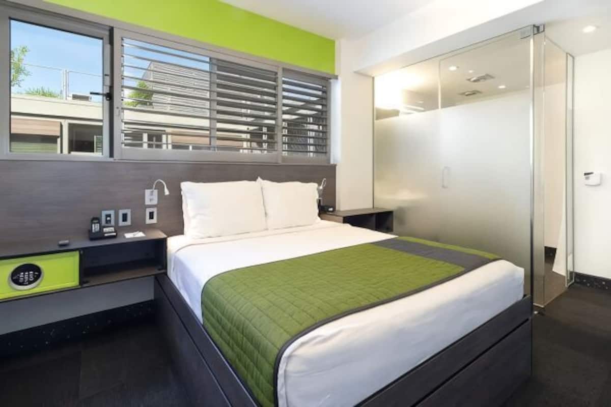 Premium bedding, in-room safe, desk, laptop workspace