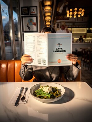 حيث تُقدم وجبات الإفطار، الغداء، العشاء، أطباق البحر المتوسط