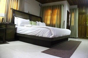 2 kamar tidur, seprai premium, meja kerja, dan setrika/meja setrika