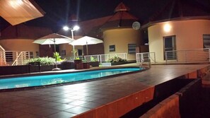 Outdoor pool, pool umbrellas - Ponderosa Travel Lodge (Kwabenya)