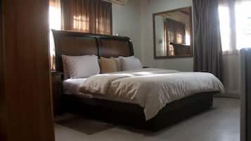 2 kamar tidur, seprai premium, meja kerja, dan setrika/meja setrika