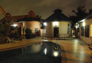 Outdoor pool, pool umbrellas - Ponderosa Travel Lodge (Kwabenya)