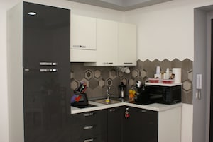 Refrigerador con freezer, microondas, tetera/pava eléctrica