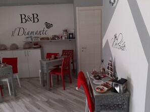 Chambre triple Confort (Arancione) | Cuisine partagée | Réfrigérateur grande capacité avec congélateur