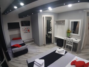 舒适三人房 (Arancione) | 意大利 Frette 床单、高档床上用品、迷你吧、客房内保险箱