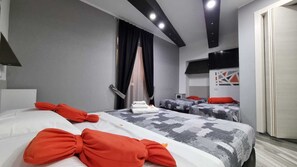 Kolmen hengen comfort-huone (Arancione) | Italialaiset Frette-lakanat, ylelliset vuodevaatteet, minibaari