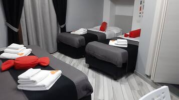 Kamar Triple Comfort (Arancione) | Seprai Frette Italia, seprai premium, minibar, dan brankas