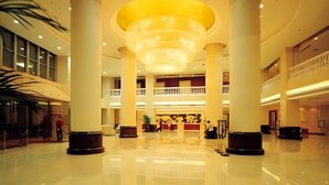 A spacious lobby with high ceilings, large columns, and a central chandelier. - Dolton Changsha Spa Hotel (Changsha)