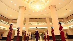A spacious lobby with a central chandelier, multiple columns, and a balcony overlooking the area. - Dolton Changsha Spa Hotel (Changsha)
