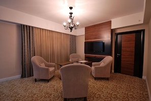 Suite de luxe | Sala d'estar | Televisor de pantalla plana