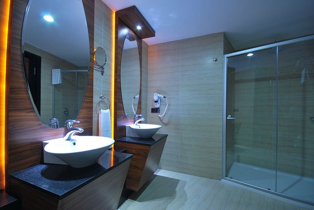 junior suite | bathroom | shower, free toiletries, hair dryer, slippers